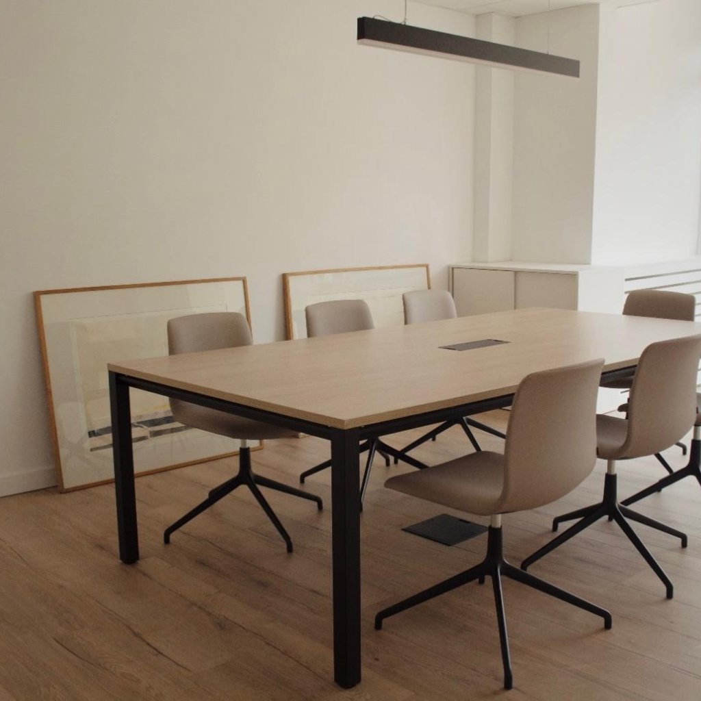mobiliario para oficina en acabados de madera clara 