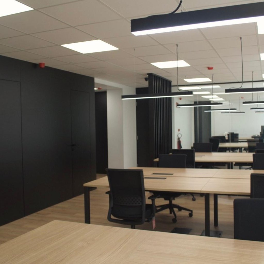 combinación de mesas y mobiliario en acabados de madera clara y negro