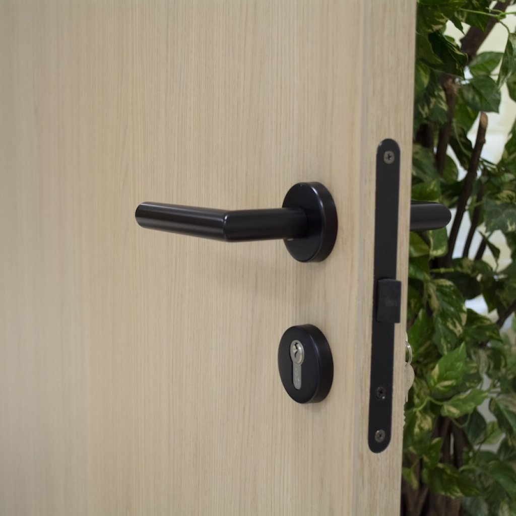 detalle puerta abierta de madera para oficina