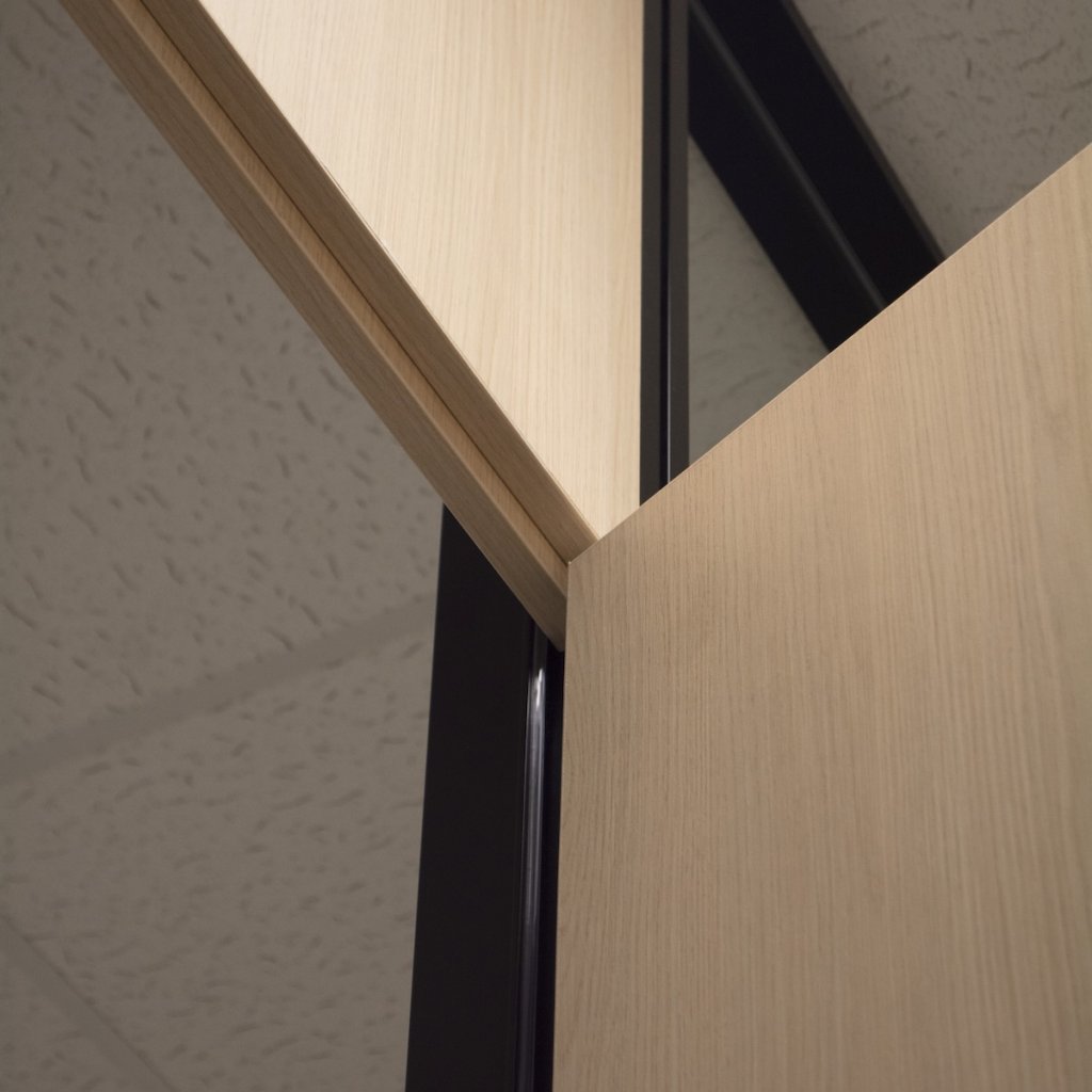 Detalle superior puerta de madera para oficina