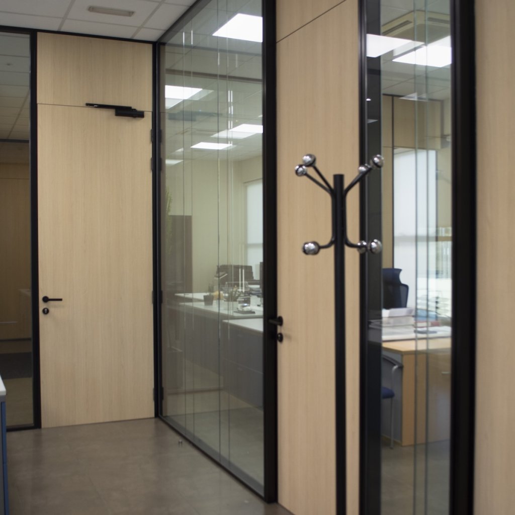 Instalación Carpintería y mamparas divisorias en las oficinas de Nordifusion