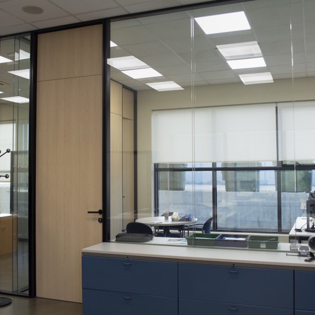 Diseño de mamparas para oficina con un diseño de amplitud y espacio