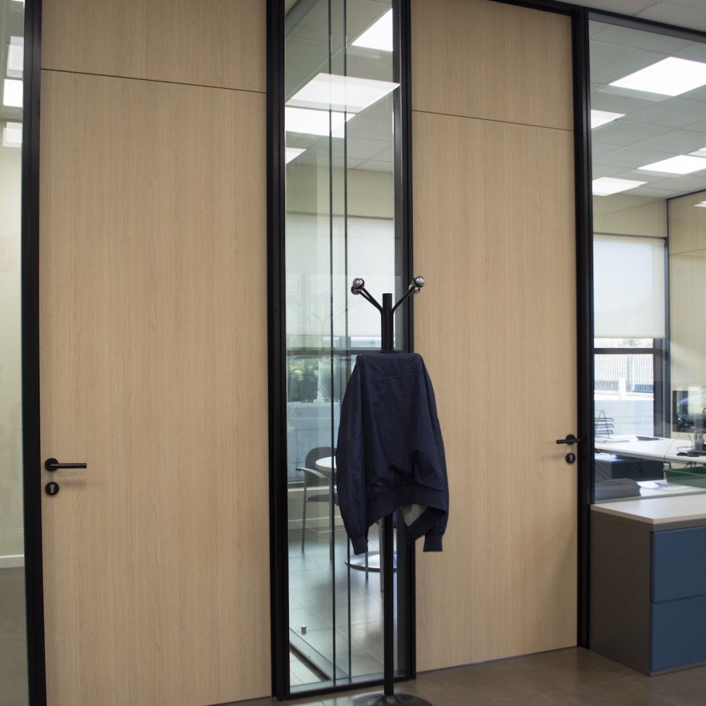 Detalle puertas de acceso oficina en proyecto de carpinteria y mamparas oficina