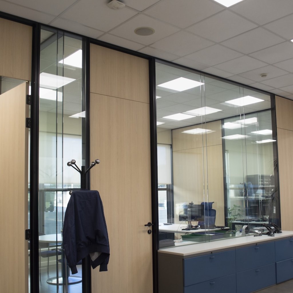 Vista panorámica de mamparas de madera para oficina