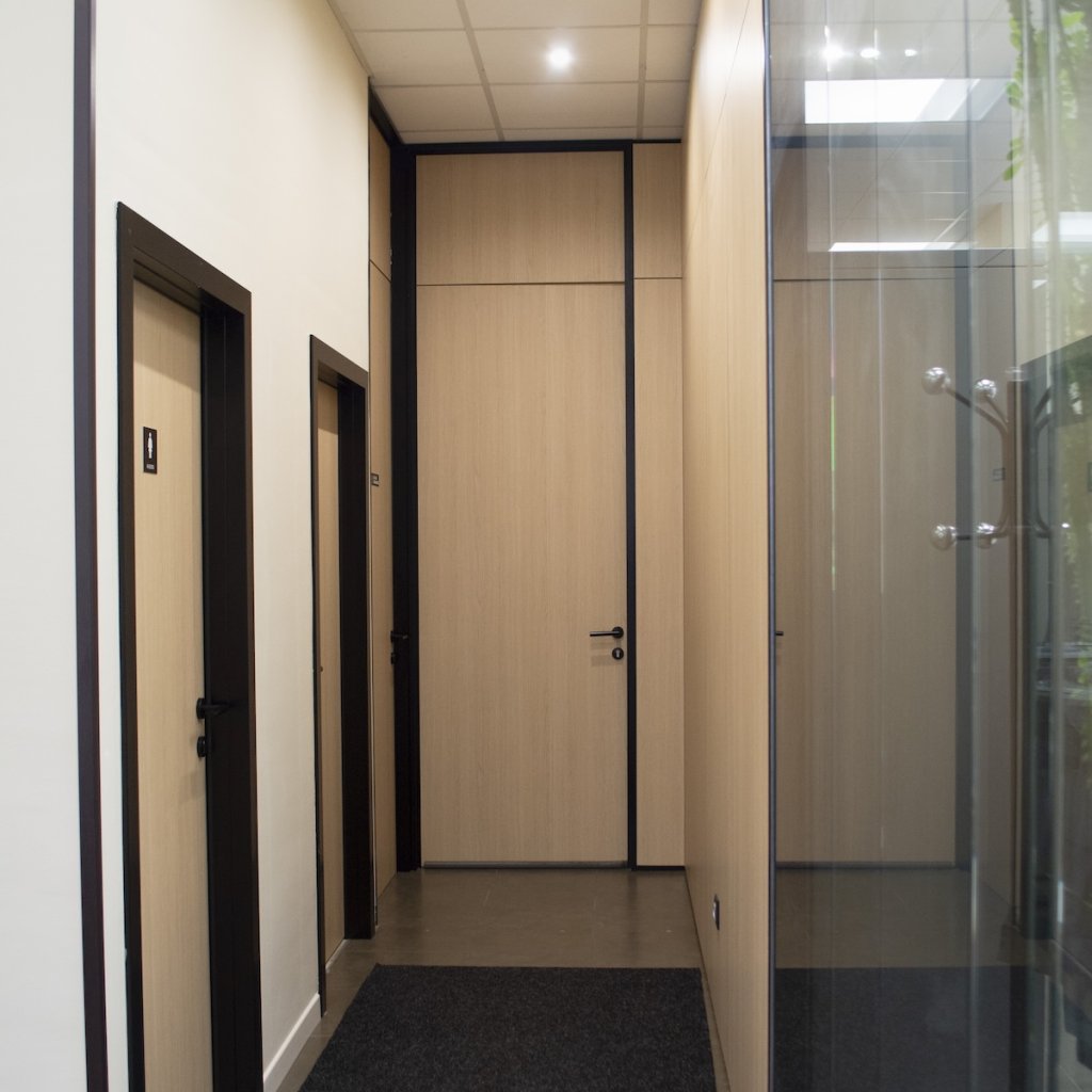 Detalle pasillo instalación carpinteria y mamaparas para oficina