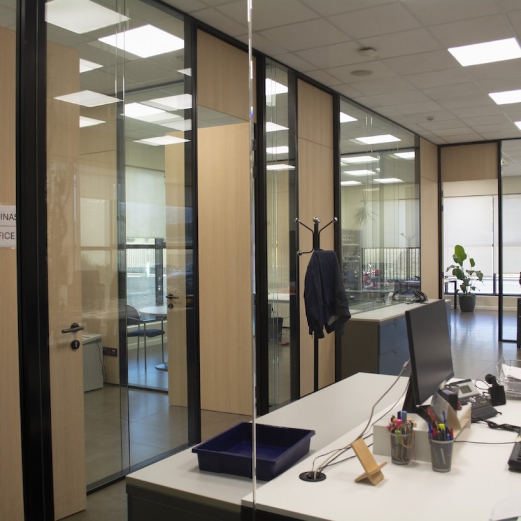 Instalación Carpintería y mamparas divisorias en las oficinas de Nordifusion