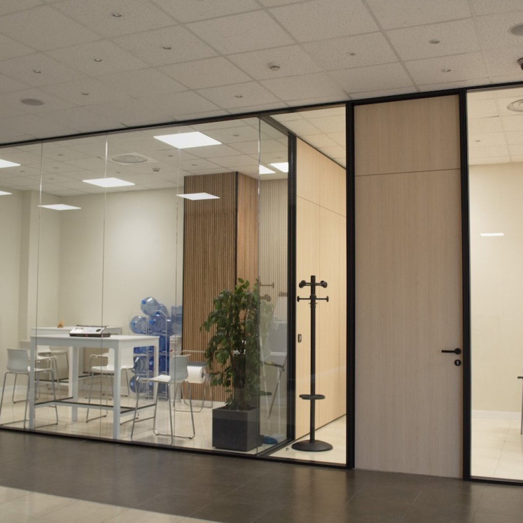 Instalación Carpintería y mamparas divisorias en las oficinas de Nordifusion