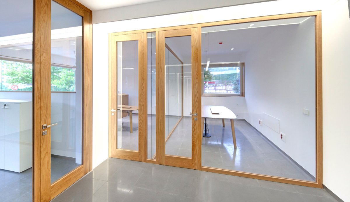 Mampara de madera para oficina