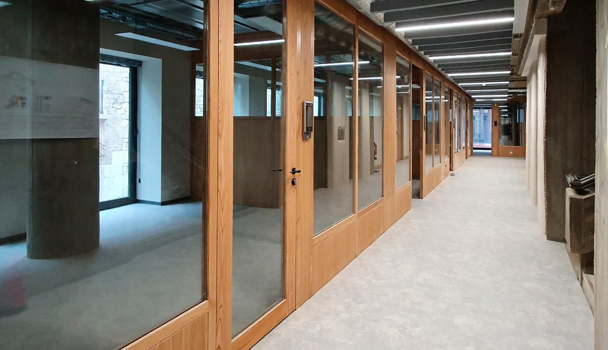 Separación espacio trabajo mampara madera